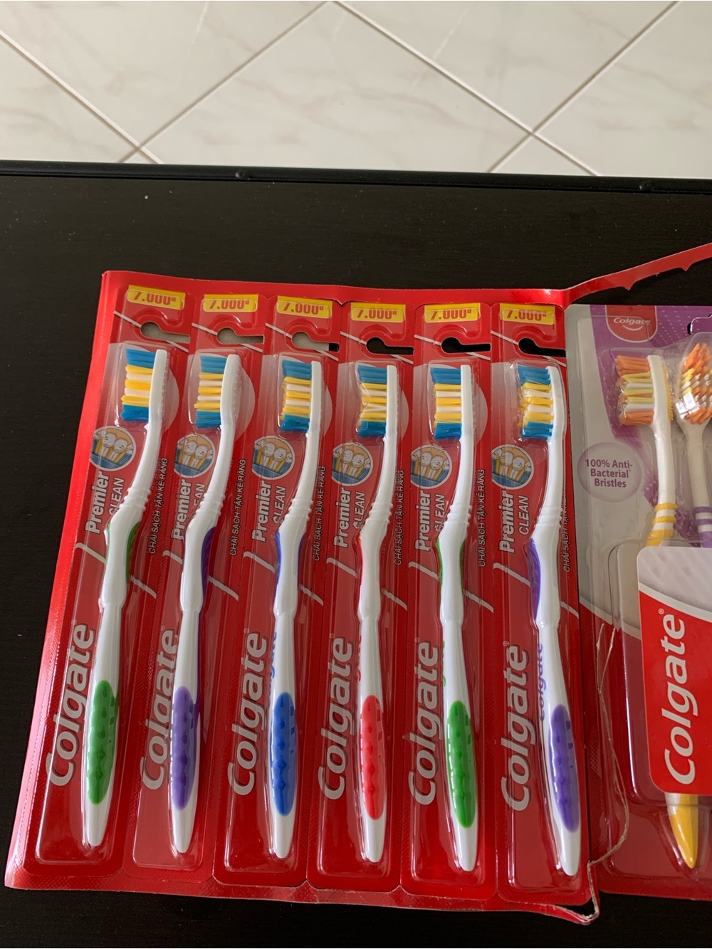16 Colgate toothbrushes - Picture 2 of 5